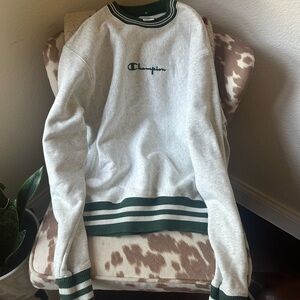 CHAMPION VINTAGE GREEN AND WHITE SWEATSHIRT